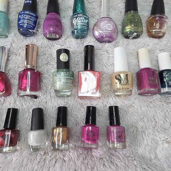 Mixed lot of Nail Polish Lot of 30 L.A. Colors, Sinful Colors, Kiss, Maybelline - Picture 4 of 16
